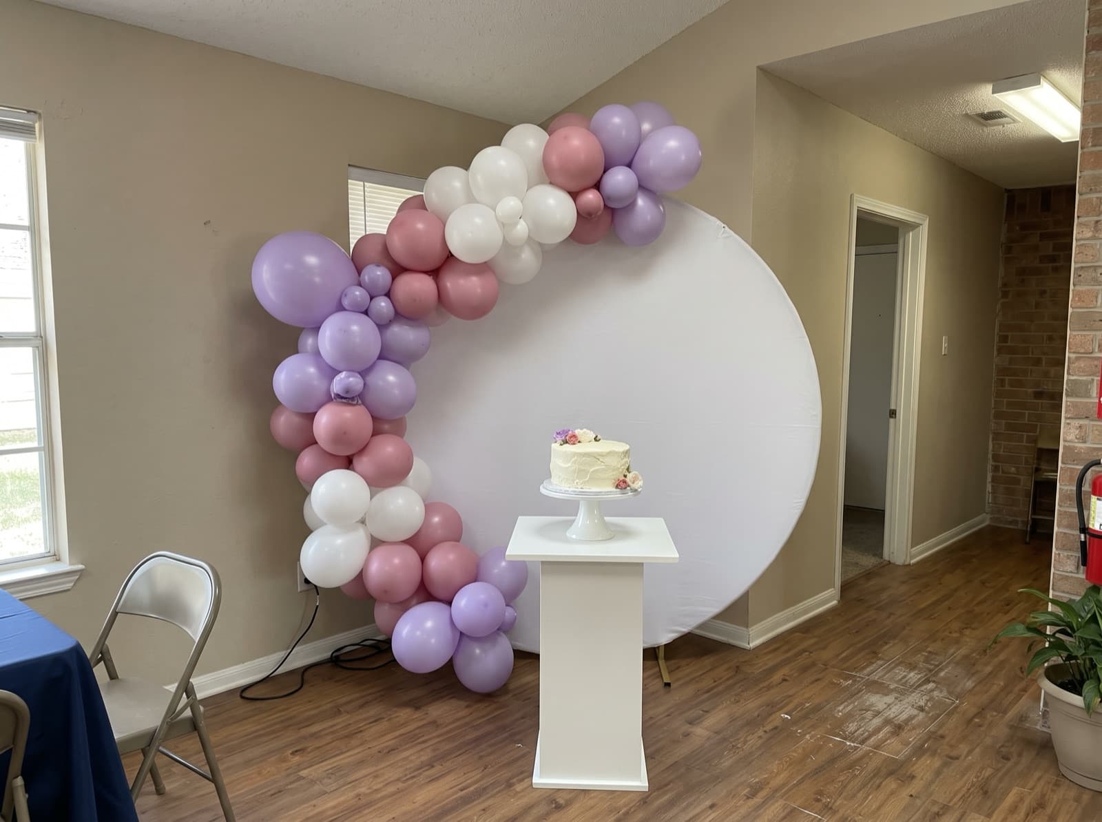 Round backdrop with a lilac, pink and white balloon garland