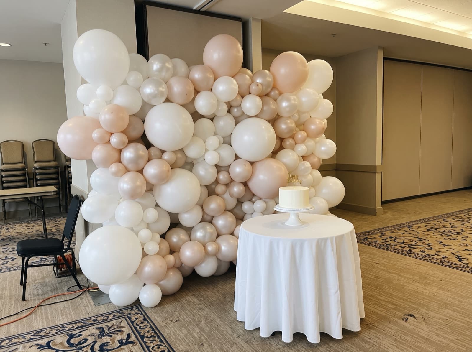 Organic balloon wall in white, pearl and blush